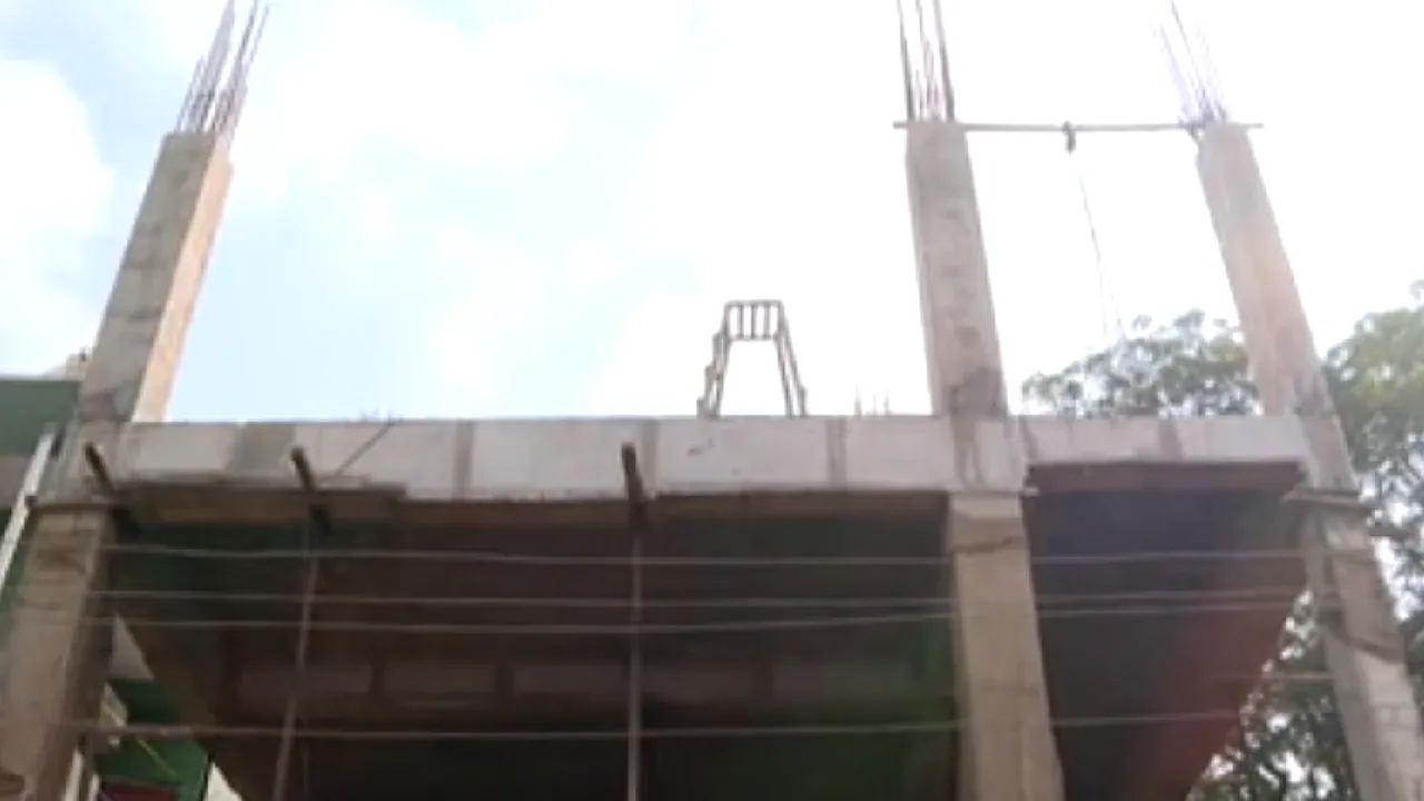 அரசுப் பள்ளி கட்டடப் பணியில் ஏற்பட்ட விபத்து : இரண்டாம் தளத்திலிருந்து விழுந்த 15 வயது சிறுவன் பலி