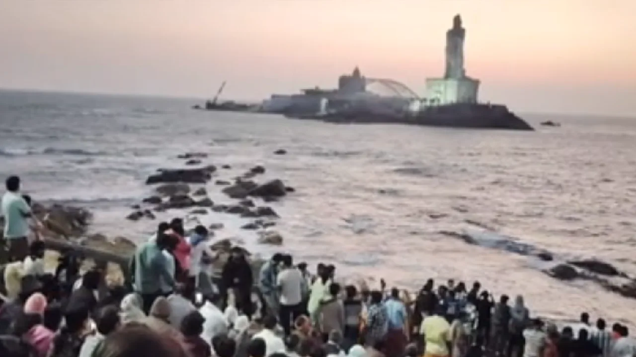 முக்கடல் சங்கமத்தில் சூரிய உதயத்தை கண்டு ரசித்த சுற்றுலாப் பயணிகள்