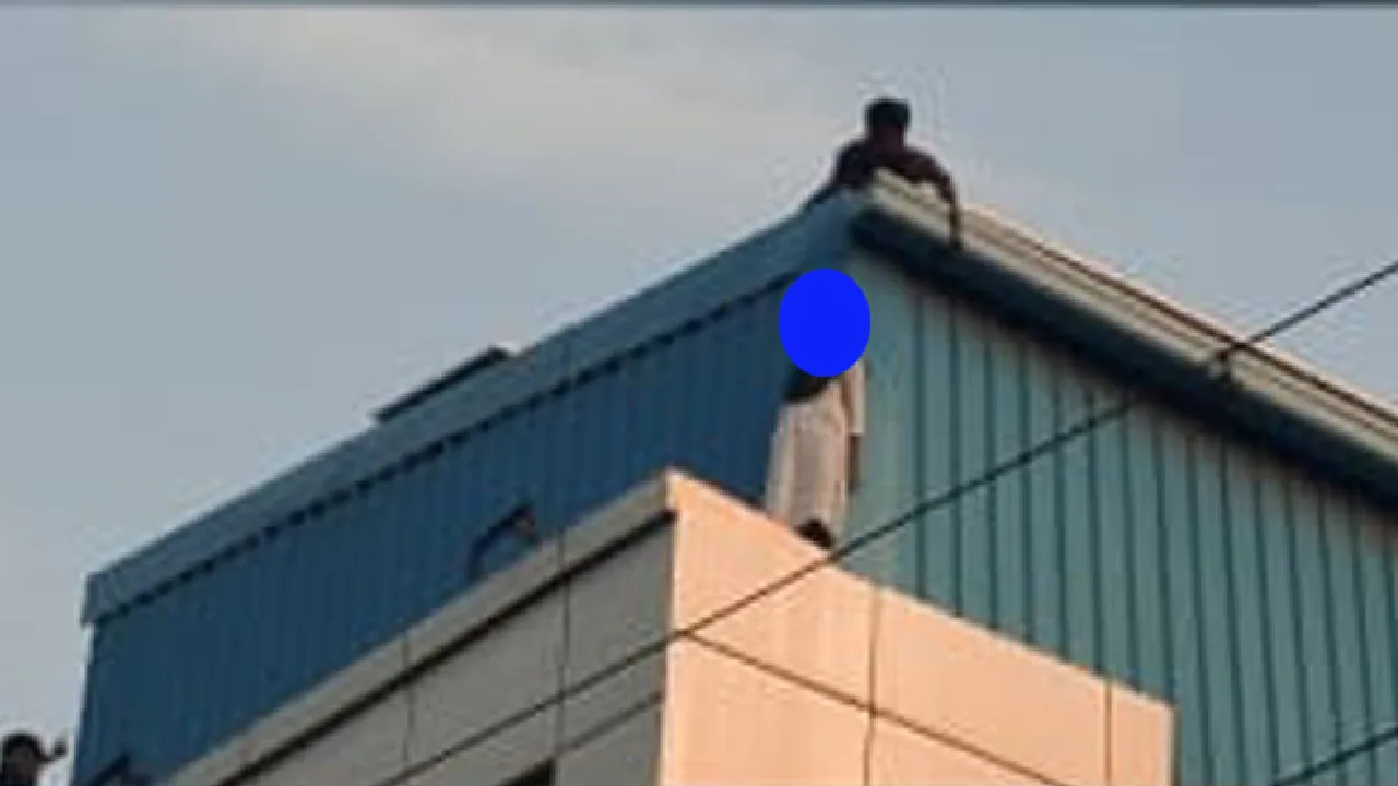 கட்டட உச்சியில் ஏறி உயிரை மாய்க்க முயன்ற பெண் – சக ஊழியரின் சமயோசித செயலில் உயிர் காப்பு