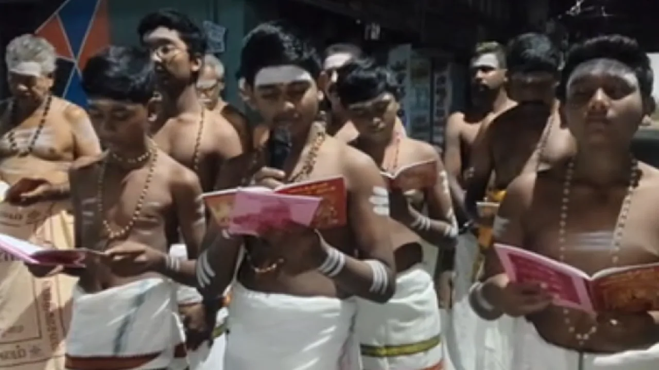 அம்பாசமுத்திரம் பகுதியில் சிவன் கோயிலில் இருந்து பக்திப் பாடல்களுடன் ஊர்வலமாக சென்ற சிறுவர்கள்