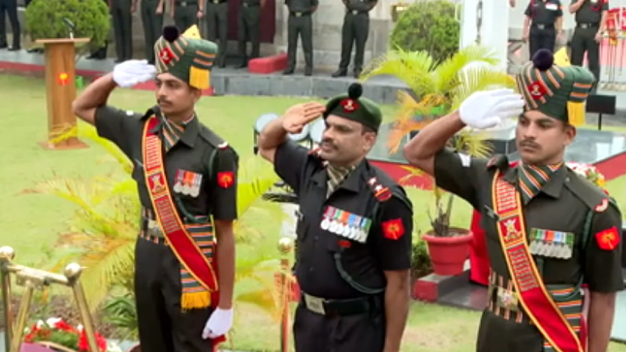 விஜய் திவாஸ் : சென்னை போர் நினைவிடத்தில் முப்படை வீரர்கள் அஞ்சலி