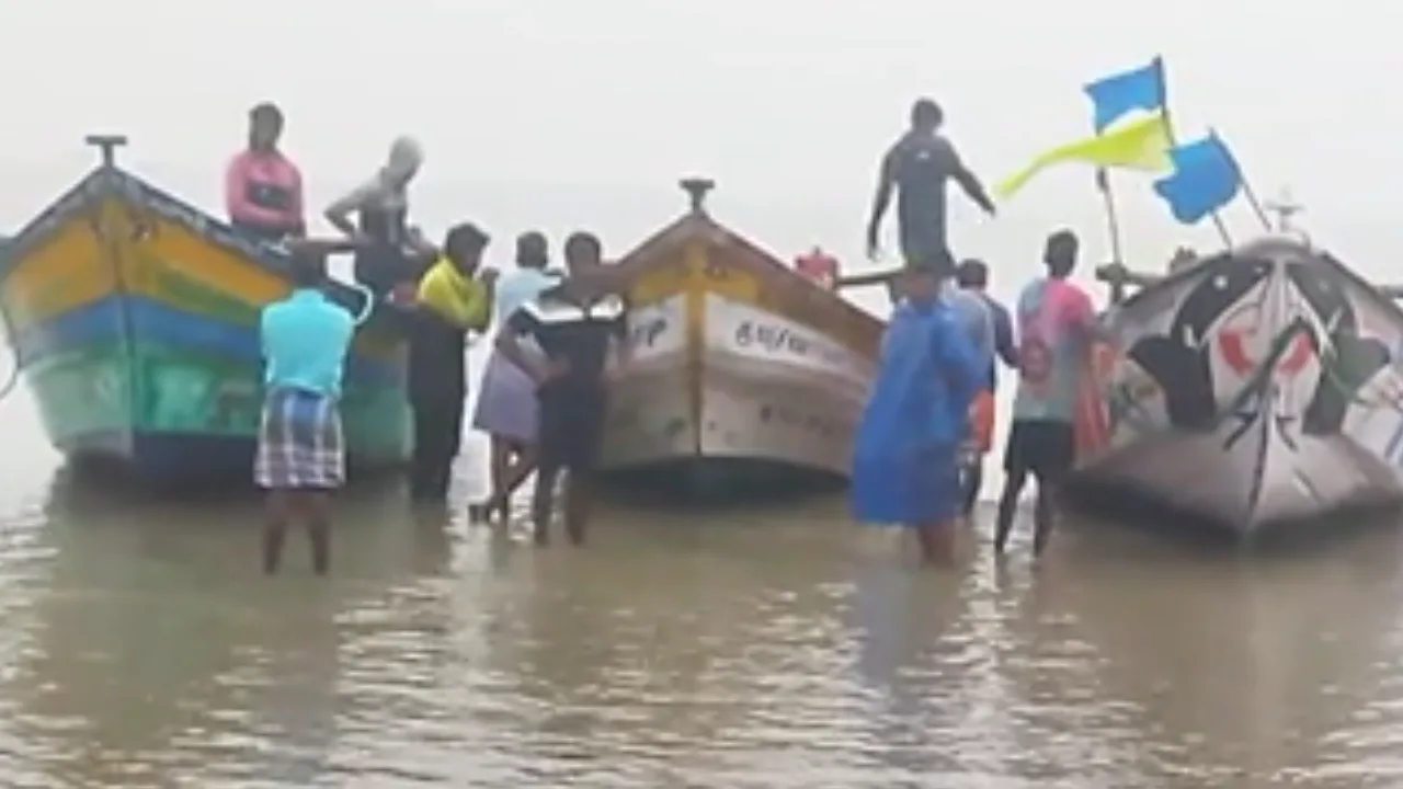 நடுக்கடலில் கவிழ்ந்த பைப்பர் படகு : உயிர் தப்பிய 4 மீனவர்கள்