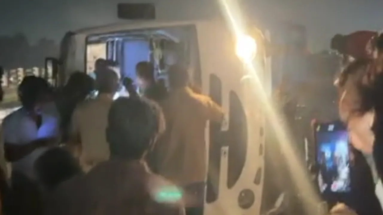 நெல்லை அருகே மாடு மோதியதால் வேன் புரண்டு விபத்து