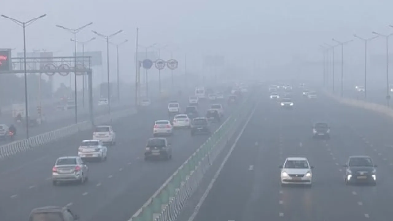 டெல்லியில் காற்று மாசுபாடு உச்சம் – பழைய கார்களுக்கு தடை, எரிபொருள் வழங்கவும் கட்டுப்பாடு