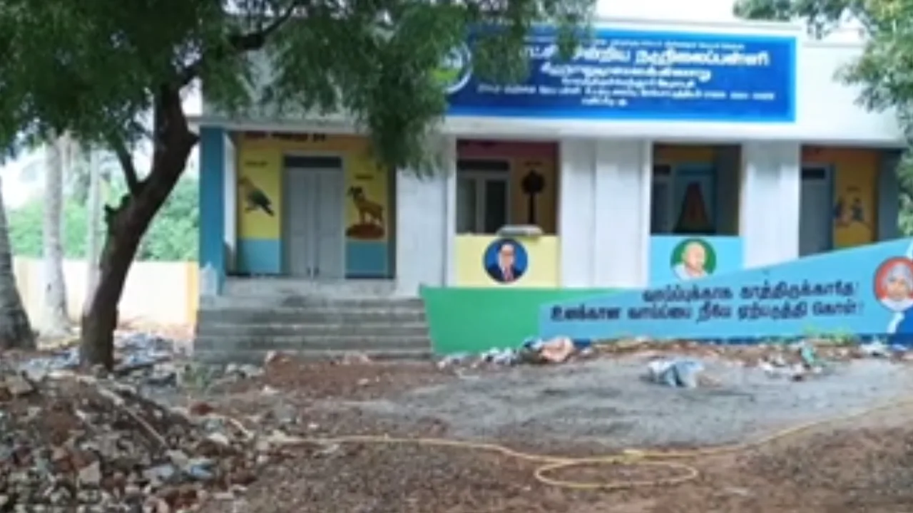 திருச்செந்தூர் : அரசுப் பள்ளியில் வசதி குறைவு – வெளிப்புறத்தில் படிக்கும் மாணவர்கள்