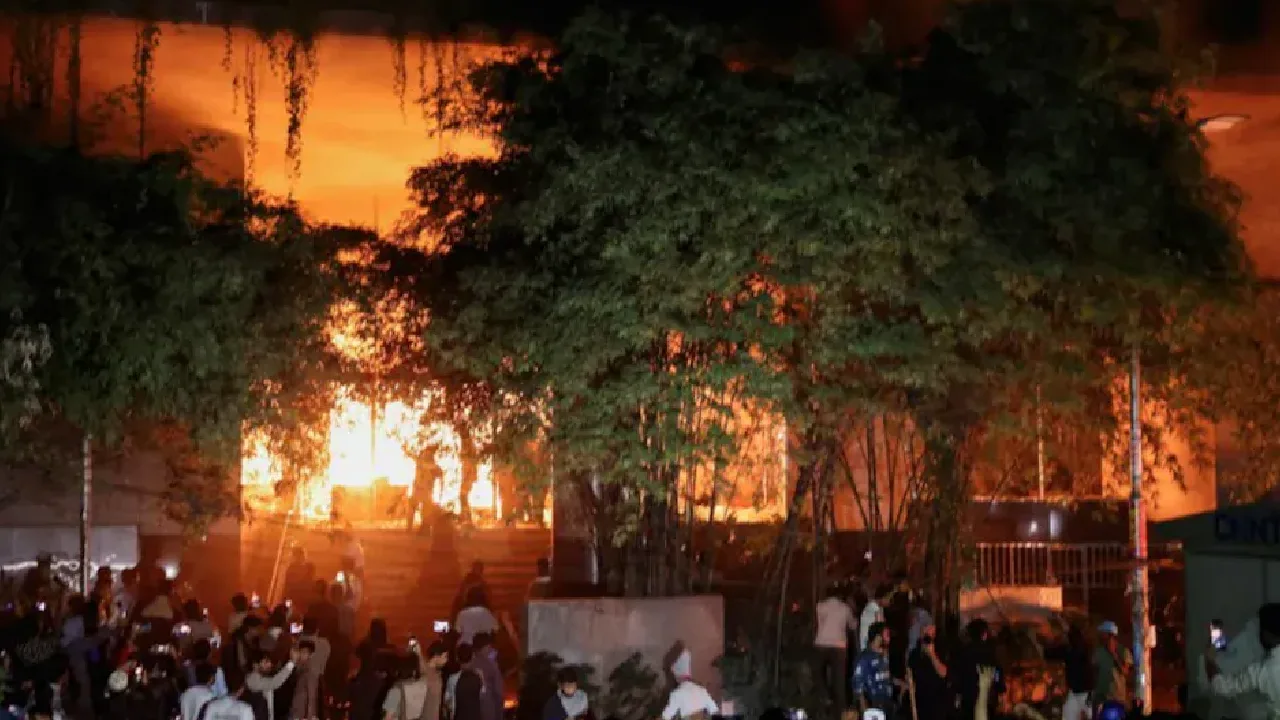 பரவிக் கொண்டிருக்கும் வன்முறைத் தீ : கலவரத்தில் மூழ்கிய வங்கதேசம்