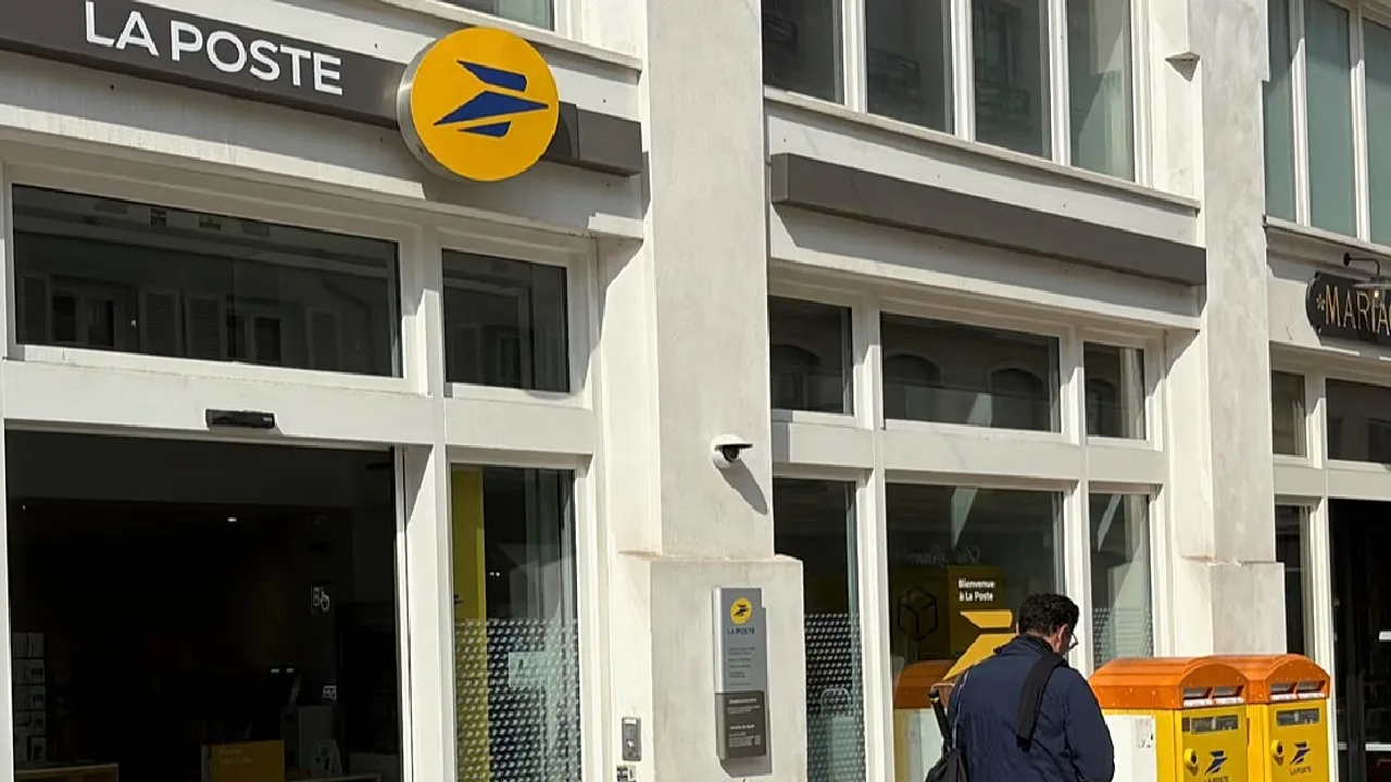 சைபர் தாக்குதல் தாக்கம் – பாரிஸில் அஞ்சல், வங்கி சேவைகள் முடக்கம்