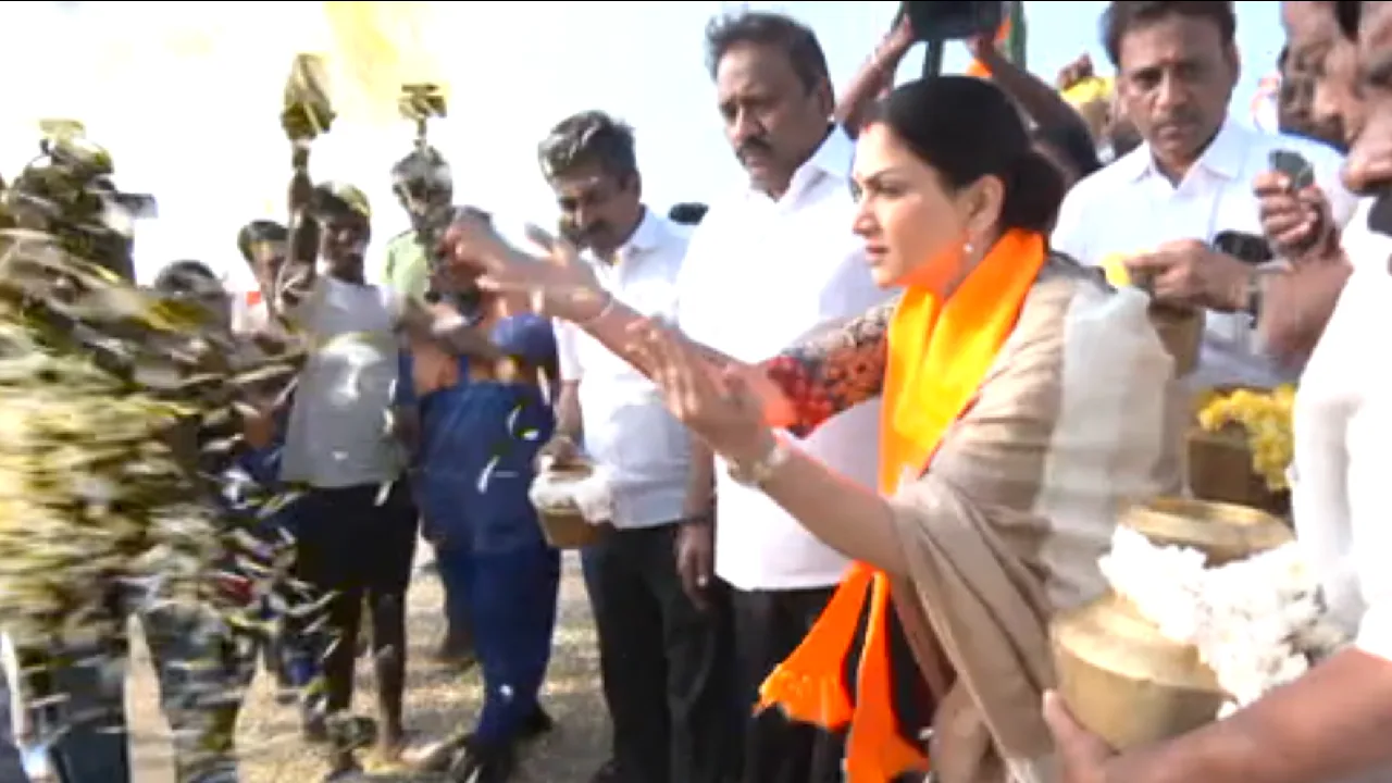 பட்டினப்பாக்கத்தில் சுனாமி பேரழிவு நினைவு நாள் – குஷ்பு உள்ளிட்டோர் மரியாதை