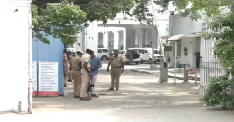 காவல் உயரதிகாரிகளின் இல்லங்களில் ஆர்டர்லிகள் இல்லை என்ற விளக்கம் ஏற்றுக்கொள்ள முடியாது – சென்னை உயர்நீதிமன்றம்