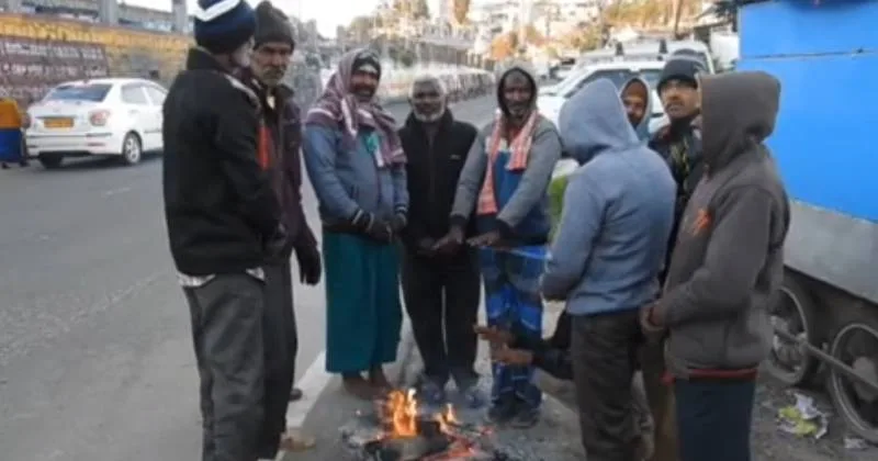 கொடைக்கானலில் பூஜ்ஜிய டிகிரி வெப்பநிலை – கடும் பனியால் வீட்டுக்குள் தஞ்சமடைந்த மக்கள்