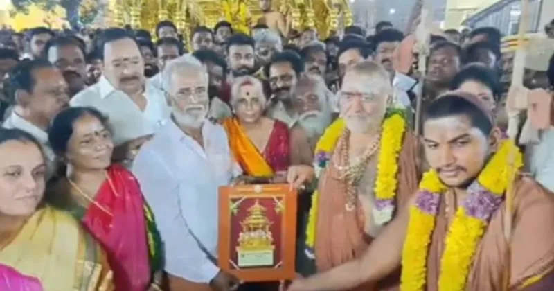 காஞ்சிமடம்–பக்தர்கள் இணைந்து உருவாக்கிய தங்கத் தேரை கோயிலுக்கு ஒப்படைப்பு