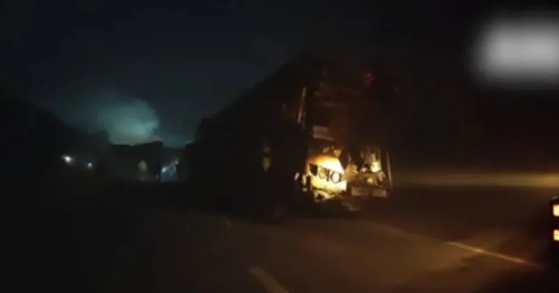 அடர்ந்த பனிமூட்டம் ஏற்படுத்திய கோர விபத்து: தொடர்ச்சியாக மோதிய வாகனங்களில் தீ விபத்து – 4 பேர் உயிரிழப்பு