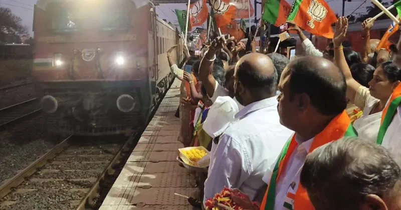 அம்பத்தூர் ரயில் நிலையத்தில் ஜோலார்பேட்டை விரைவு ரயிலை மலர்தூவி வரவேற்ற பாஜகவினர்