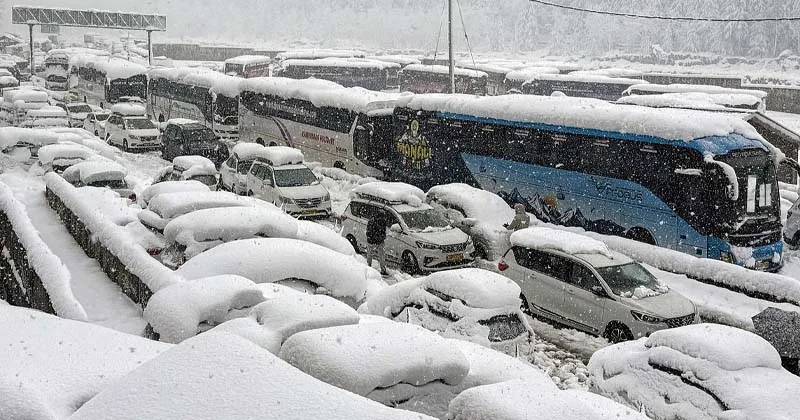 மணாலியில் 25 மணி நேரத்திற்கும் மேலாக போக்குவரத்து நெரிசலில் தவித்த சுற்றுலா பயணிகள்