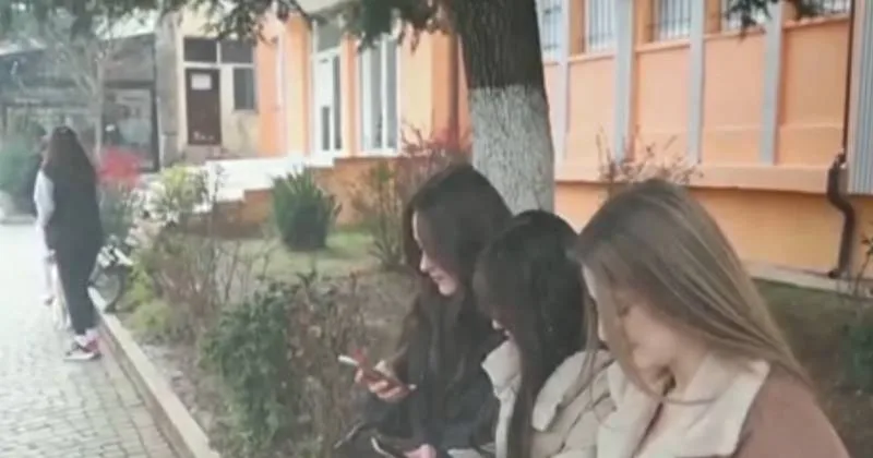 15 வயதுக்கு உட்பட்டவர்கள் சமூக வலைதளங்களை பயன்படுத்த தடை விதிக்கும் மசோதா