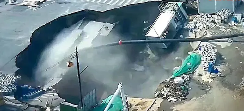 ஷாங்காயில் திடீரென உள்வாங்கிய சாலை: அலறியடித்து ஓடிய பொதுமக்கள்