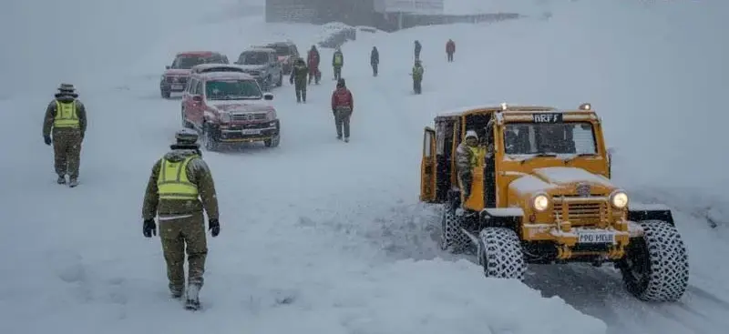 சிக்கிமில் கடும் பனிப்பொழிவு: மலைப்பாதையில் 350 வாகனங்கள் சிக்கின – ராணுவம் அதிரடி மீட்பு!