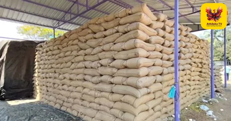 கும்பகோணத்தில் ஒரு லட்சம் நெல் மூட்டைகள் தேக்கம்: போதிய இடவசதியின்றி விவசாயிகள் தவிப்பு!