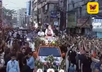 மேற்குவங்கத்தில் பிரதமர் மோடி பிரம்மாண்ட ரோடு ஷோ: ‘பல்டானோ தர்கார்’ முழக்கத்துடன் ஆயிரக்கணக்கானோர் பங்கேற்பு!