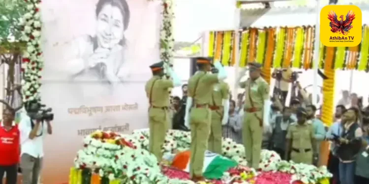 இசைக்குயில் ஆஷா போஸ்லே காலமானார்: மும்பையில் அரசு மரியாதையுடன் உடல் தகனம்!