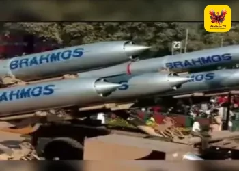 இந்திய ராணுவத்திடம் ஒப்படைக்கப்பட்டது உள்நாட்டிலேயே தயாரிக்கப்பட்ட பிரம்மோஸ் ஏவுகணைகள்!