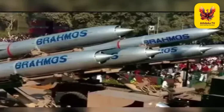 இந்திய ராணுவத்திடம் ஒப்படைக்கப்பட்டது உள்நாட்டிலேயே தயாரிக்கப்பட்ட பிரம்மோஸ் ஏவுகணைகள்!