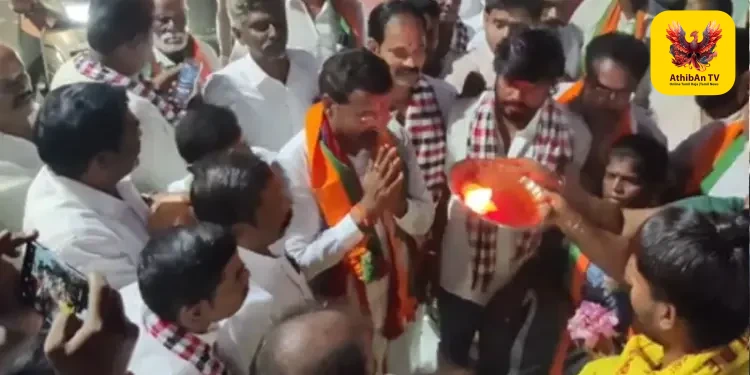 ஆவடியில் பாஜக வேட்பாளர் ராஜசிம்ம மகேந்திரா சூறாவளிப் பிரச்சாரம்: 2 டன் மலர் தூவி வாக்காளர்கள் உற்சாக வரவேற்பு!