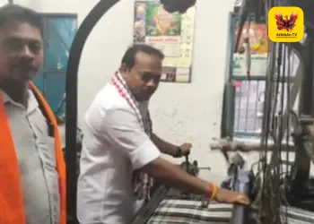 விசைத்தறி இயக்கி நூதன முறையில் வாக்கு சேகரிப்பு – எடப்பாடியில் அதிமுகவினர் தீவிரப் பரப்புரை!