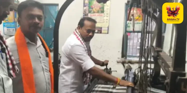 விசைத்தறி இயக்கி நூதன முறையில் வாக்கு சேகரிப்பு – எடப்பாடியில் அதிமுகவினர் தீவிரப் பரப்புரை!