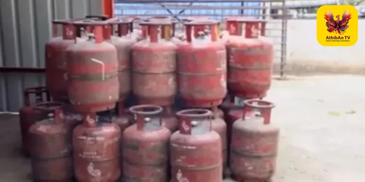 ஒரே நாளில் 53 லட்சம் சிலிண்டர்கள் விநியோகம்: எரிபொருள் தட்டுப்பாடு இல்லை என மத்திய அரசு விளக்கம்!