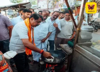 சாத்தூரில் நயினார் நாகேந்திரன் தீவிர பரப்புரை: சாலையோரக் கடையில் பூரி சுட்டு நூதன முறையில் வாக்கு சேகரிப்பு!