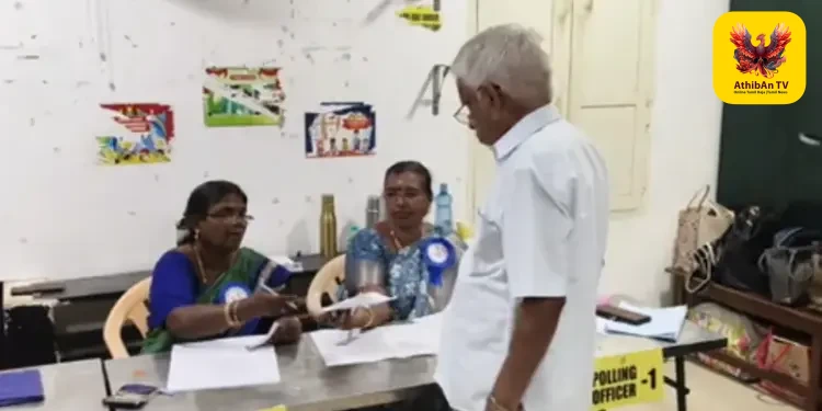 74 ஆண்டுகால தமிழக தேர்தல் வரலாற்றில் புதிய உச்சம்: ஆண்களை விஞ்சிய பெண் வாக்காளர்கள்!