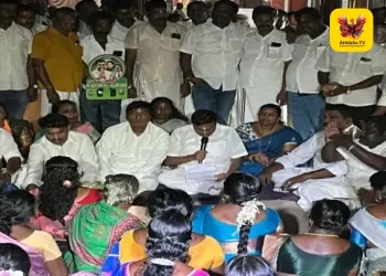“மக்களோடு மக்களாகத் தரையில் அமர்ந்து வாக்கு சேகரிப்பு”: கன்னியாகுமரி அதிமுக வேட்பாளர் தளவாய் சுந்தரத்தின் நெகிழ்ச்சிப் பிரச்சாரம்!