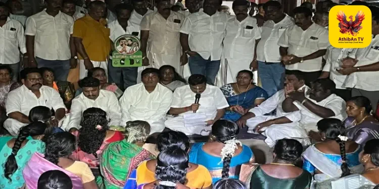 “மக்களோடு மக்களாகத் தரையில் அமர்ந்து வாக்கு சேகரிப்பு”: கன்னியாகுமரி அதிமுக வேட்பாளர் தளவாய் சுந்தரத்தின் நெகிழ்ச்சிப் பிரச்சாரம்!