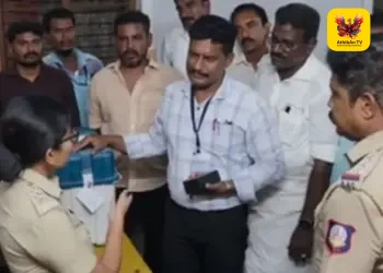 ராமேஸ்வரத்தில் பரபரப்பு: ஏஜெண்டுகள் இல்லாதபோது EVM பேட்டரி அகற்றம்? – தேர்தல் அதிகாரியை முற்றுகையிட்ட கட்சியினர்!