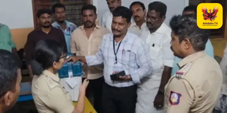 ராமேஸ்வரத்தில் பரபரப்பு: ஏஜெண்டுகள் இல்லாதபோது EVM பேட்டரி அகற்றம்? – தேர்தல் அதிகாரியை முற்றுகையிட்ட கட்சியினர்!