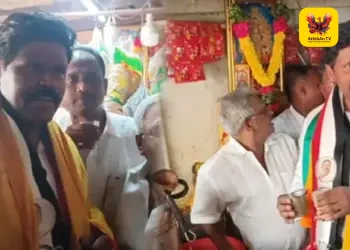 ராசிபுரம்: டீக்கடையில் டீ போட்டு வாக்கு சேகரித்த பாஜக வேட்பாளர்!