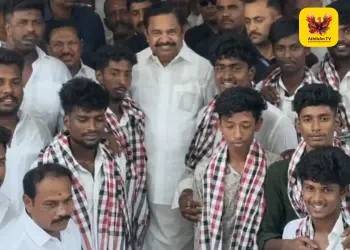 தமிழக அரசியலில் பரபரப்பு: தவெகவினர் 50-க்கும் மேற்பட்டோர் அதிமுகவில் திடீர் இணைப்பு!