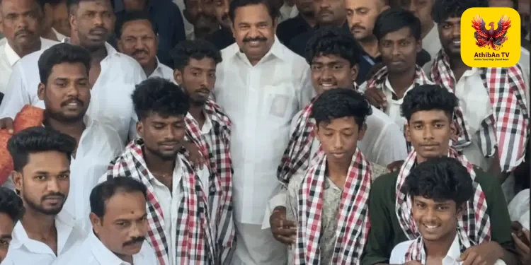தமிழக அரசியலில் பரபரப்பு: தவெகவினர் 50-க்கும் மேற்பட்டோர் அதிமுகவில் திடீர் இணைப்பு!