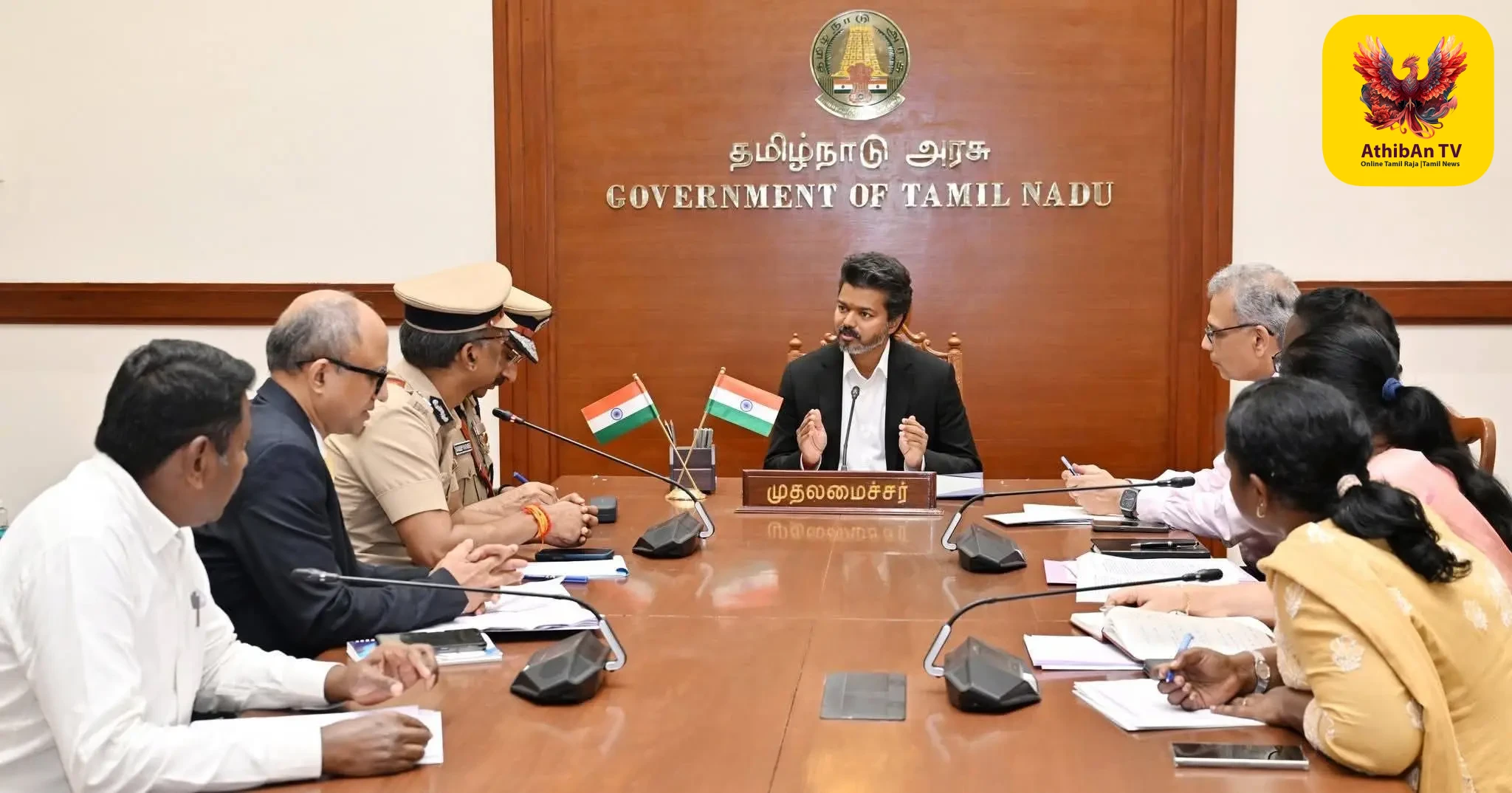 வேட்டி-சட்டை காலத்திற்கு விடைகொடுத்த “கோட்-சூட்” – சட்டப்பேரவையில் முதல்வர் விஜய்யின் புதிய பாணி!