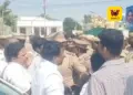 விழுப்புரம் அதிமுக அலுவலகத்தில் உச்சக்கட்ட பதற்றம்: உள்ளே செல்ல முயன்ற சி.வி.சண்முகம் ஆதரவாளர்கள் – போலீசாருடன் பயங்கர தள்ளுமுள்ளு!