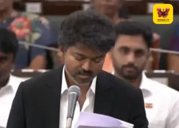 “ரீல் அறுந்தது தெரியாமல் பேசும் திமுக; 15 பேர் தோற்றும் திருந்தவில்லை” – முதலமைச்சர் விஜய் கடும் விமர்சனம்!