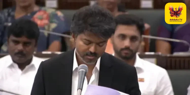 “ரீல் அறுந்தது தெரியாமல் பேசும் திமுக; 15 பேர் தோற்றும் திருந்தவில்லை” – முதலமைச்சர் விஜய் கடும் விமர்சனம்!
