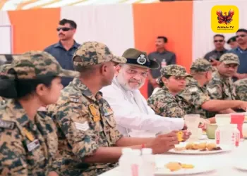 “எல்லைப் பாதுகாப்பில் பி.எஸ்.எஃப் வீரர்களின் சேவை மகத்தானது!” – குஜராத் எல்லையில் வீரர்களுடன் அமித் ஷா தேநீர் விருந்து கலந்துரையாடல்!