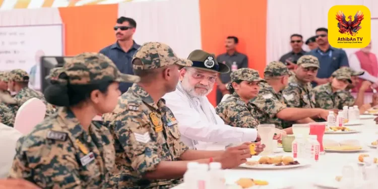 “எல்லைப் பாதுகாப்பில் பி.எஸ்.எஃப் வீரர்களின் சேவை மகத்தானது!” – குஜராத் எல்லையில் வீரர்களுடன் அமித் ஷா தேநீர் விருந்து கலந்துரையாடல்!