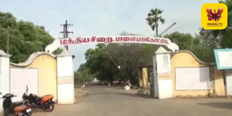 பாளையங்கோட்டை மத்திய மற்றும் கிளை சிறைகளில் அதிரடி: 26 காவலர்களை பணியிட மாற்றம் செய்து சிறைத்துறை உத்தரவு!