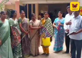 துணி வியாபாரியின் மகள் சாதனை: 10-ஆம் வகுப்பு பொதுத்தேர்வில் 496 மதிப்பெண்கள் பெற்றுப் பழனி அரசுப் பள்ளி மாணவி