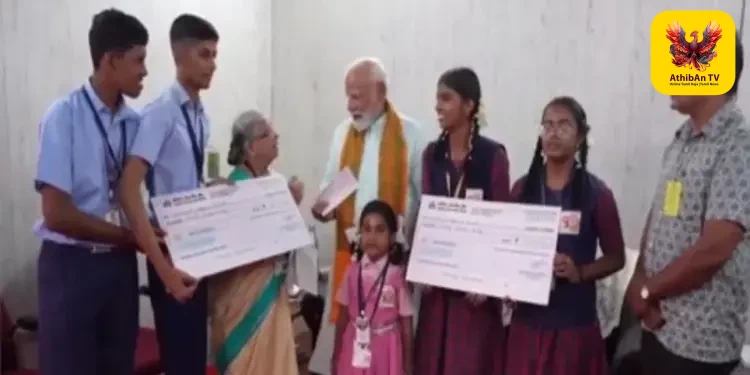 “ஆசிரியை கிரிஜாவின் தேசபக்தி ஒவ்வொரு இந்தியருக்கும் ஊக்கம் அளிக்கிறது” – ‘மனதின் குரல்’ நிகழ்ச்சியில் பிரதமர் மோடி நெகிழ்ச்சி!