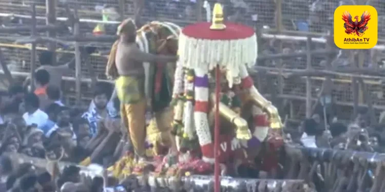 “கோவிந்தா… கோவிந்தா…” – மதுரை வைகை ஆற்றில் இறங்கினார் கள்ளழகர்: லட்சக்கணக்கான பக்தர்கள் பக்தி பரவசத்துடன் தரிசனம்!