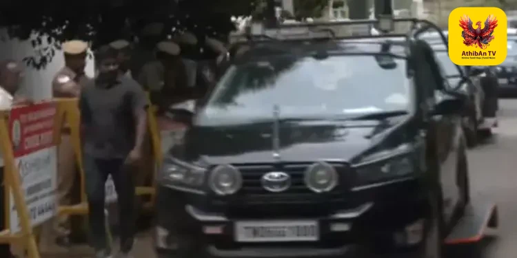 விஜய்க்கு வழங்கப்பட்ட முதலமைச்சருக்கான உயர் பாதுகாப்பு வாபஸ்: கான்வாய் வாகனங்கள் இன்றி காரில் வீடு திரும்பிய தவெக தலைவர்!